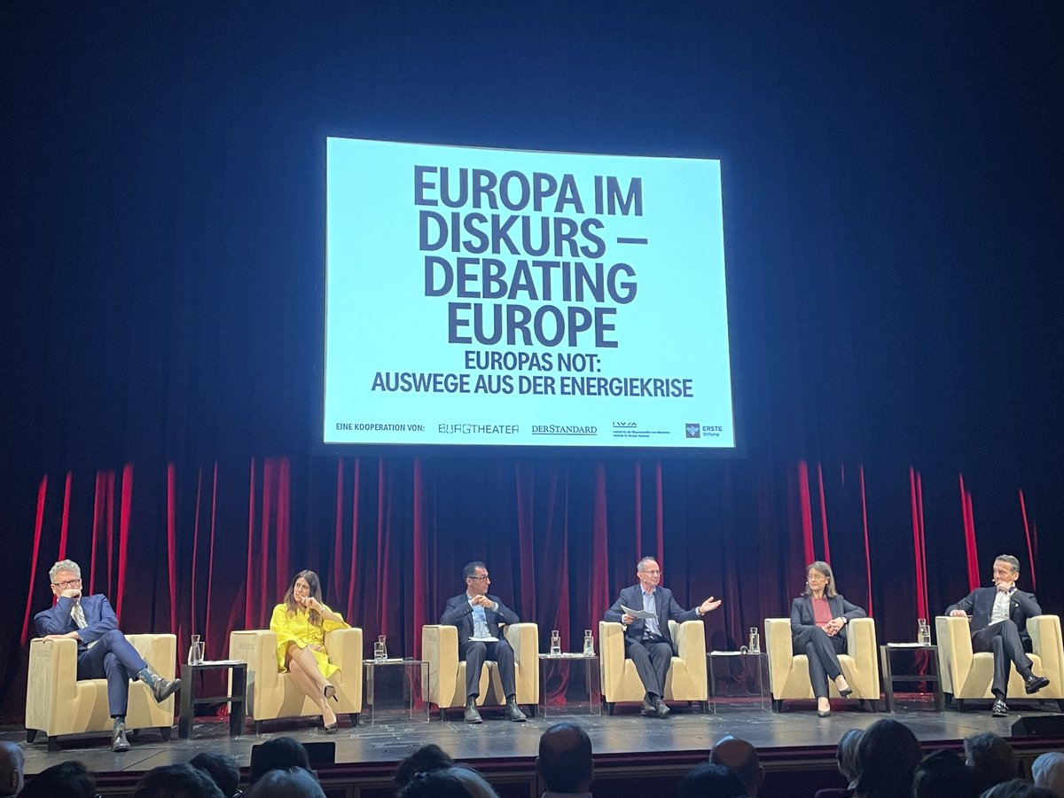 MGerbavsits's tweet photo. Hochrangige Diskussion am Sonntagvormittag im ⁦@burgtheater⁩ #DebatingEurope - Europas Not: Auswege aus der #Energiekrise 
Mit ⁦@KernChri⁩ ⁦@cem_oezdemir⁩ ⁦@monikaturyna⁩ ⁦@adam_tooze⁩ Karen Pittel

#europa #energie https://t.co/Scy316Kciy