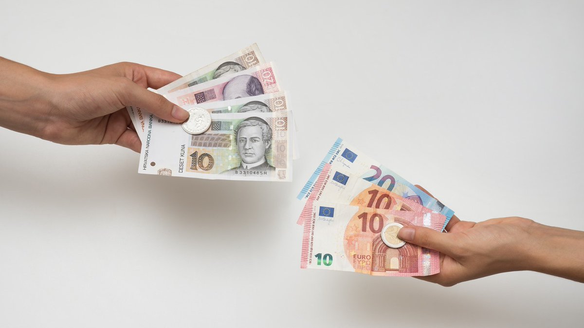 Završilo je razdoblje dvojnog optjecaja, od danas se prilikom transakcija gotovim novcem koriste isključivo euri. Svoje kune možete zamijeniti tijekom cijele 2023. godine bez naknade u bankama, Fini i Hrvatskoj pošti. 
#Euro #Euronasnovac #EuroRH #Eurozone 
<a href="/VladaRH/">Vlada Republike Hrvatske</a> <a href="/HNB_HR/">Hrvatska narodna banka</a>