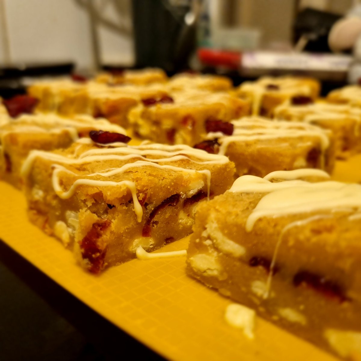 steckyboo's tweet photo. Need to make these white chocolate and cranberry blondies again at some point. 😍 https://t.co/QqUUxujj5R