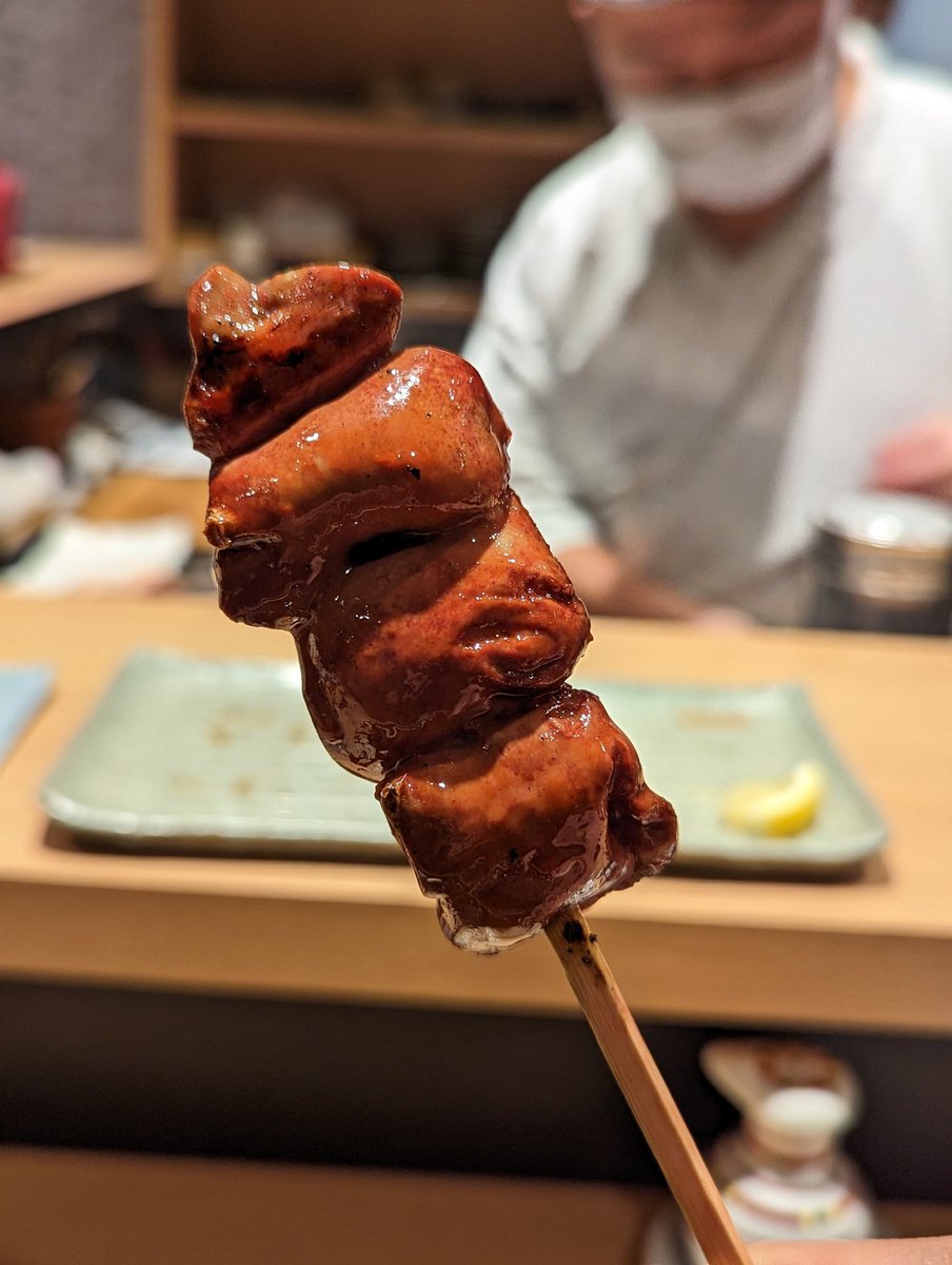 kawada__'s tweet photo. 焼鳥と日本料理が楽しめる「おみ乃 神谷町」焼鳥は勿論ですが、野菜串がめちゃくちゃ美味い。特に茄子がジューシーで感動...ツヤッツヤな血肝は濃厚でとろける。〆は卵黄の醤油漬け、鶏そぼろと食べる土鍋ごはん。素敵な大将の人柄におまかせコース13,000円で大満足。季節毎に行きたいお店。 https://t.co/6DiX7fg8hU