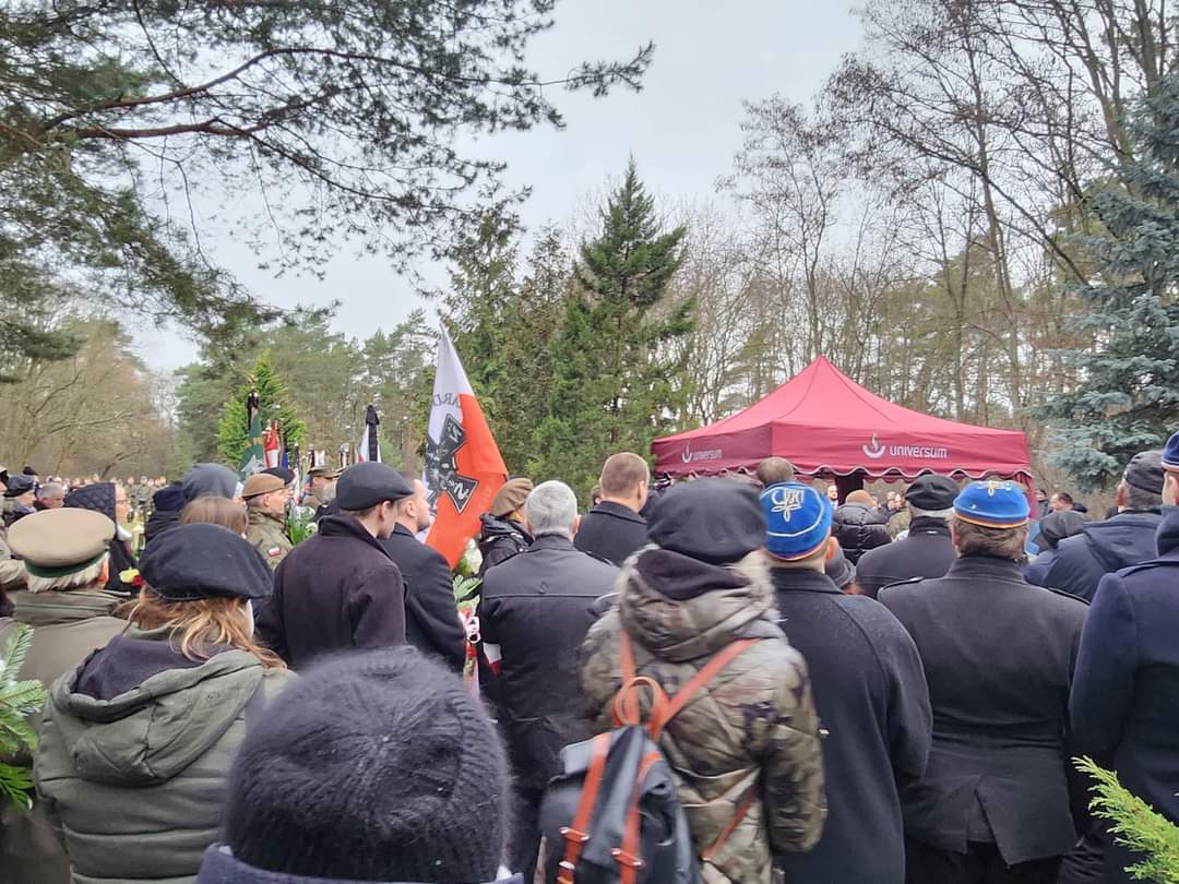 Wraz z koleżeństwem z Poznania I Łodzi uczestniczyłem w ostatnim pożegnaniu wielkiego żołnierza NSZ gen. Jana Podhorskiego "Zygzak", który został pochowany na poznańskim cmentarzu. 
Wybitna postać i wielki Bohater! 
Cześć i Chwała Bohaterowi!