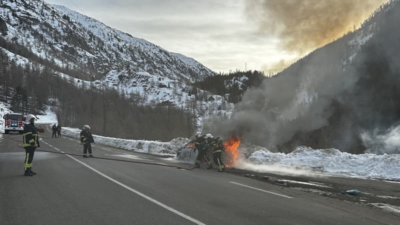 BFMTV's tweet photo. Alpes-Maritimes: sa voiture prend feu sur la route d'Isola 2000, il quitte le véhicule et part skier
https://t.co/9tj7LjErt4 https://t.co/UoW13PZg20