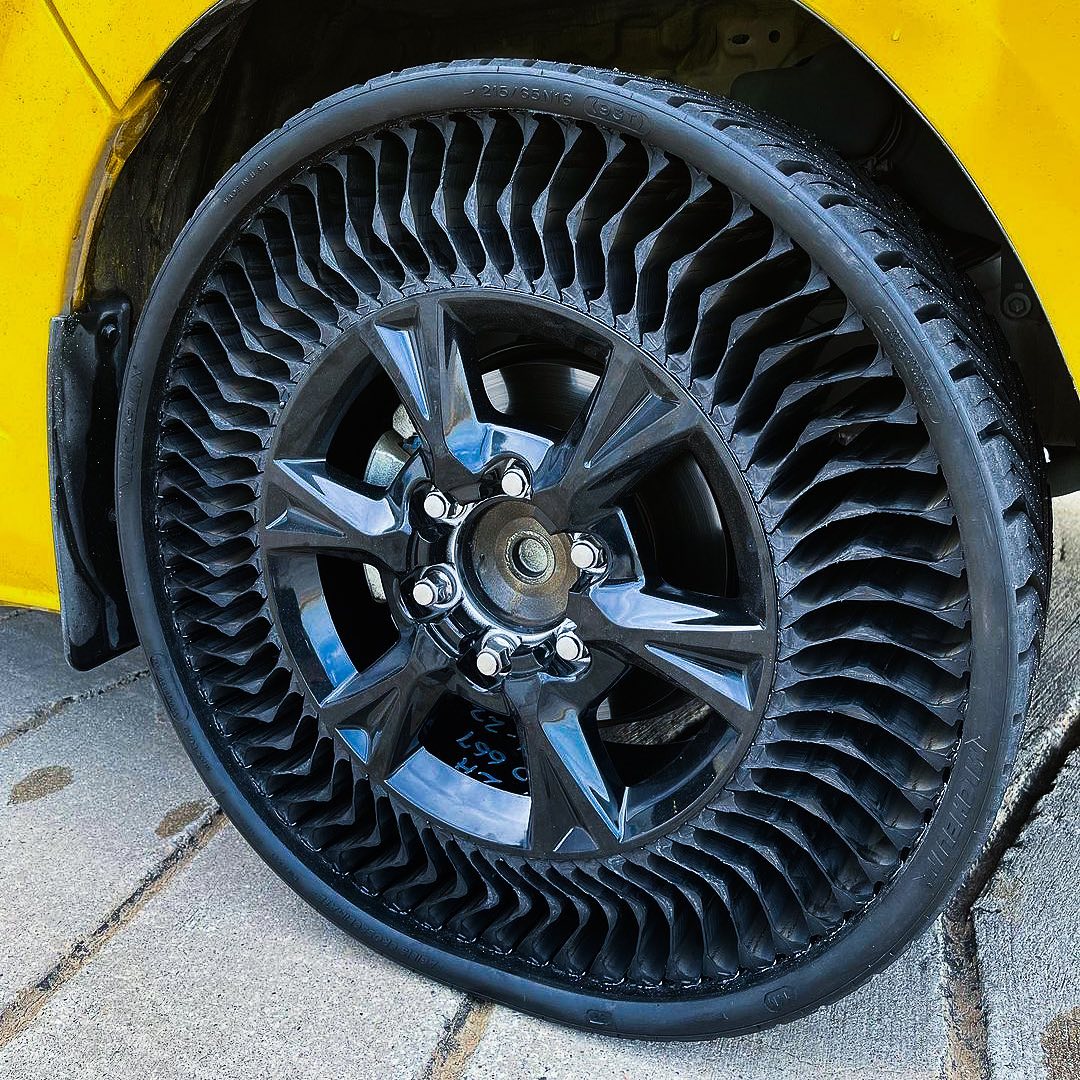 MichelinTyres's tweet photo. DHL in Singapore is now running puncture-proof – with the MICHELIN UPTIS, our innovative, airless tyre. By the end of 2023, we will equip around 50 DHL delivery vehicles in Singapore with UPTIS ♻️

#michelin #uptis #michelinuptis #dhl #innovation #mobility #future #sustainability https://t.co/h1ilTgkhYv