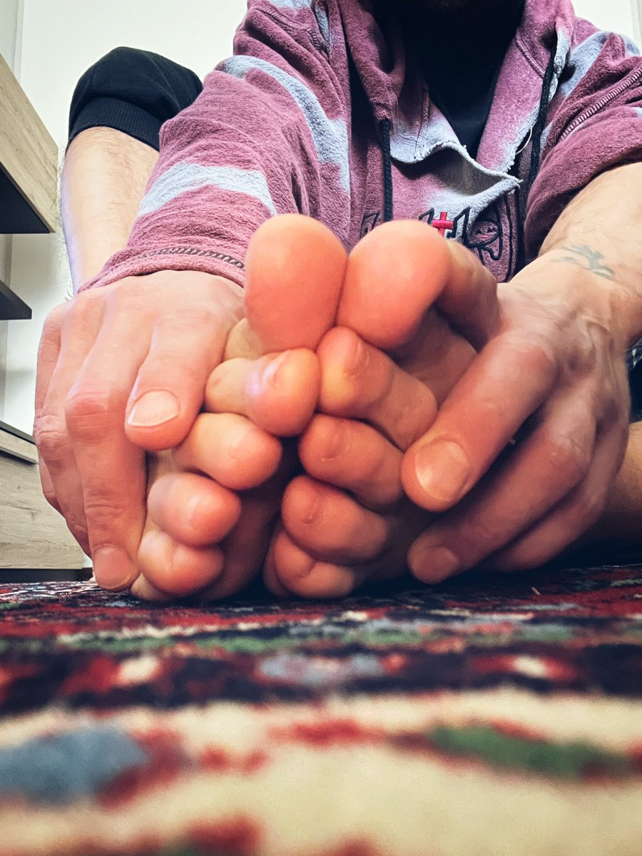 MarkOcram79's tweet photo. #buongiorno stronzetti !!
La domenica fatta di massaggi e relax !! Voi che fate oggi ?? #feetfethish #feetpicsforsales #feetfinder #FeetPictures #me #domenica #riposo #relax #boyforboy #meconme #twitter #TwitterFriends https://t.co/8ICQCTu6mL