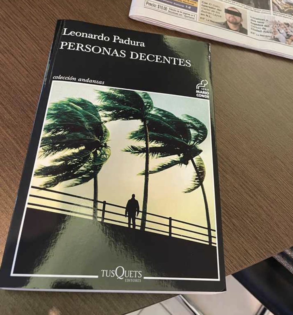 Buenos días! Para este #domingo les recomiendo el libro #PersonasDecentes del escritor @leonardopadura @paduraleonardo