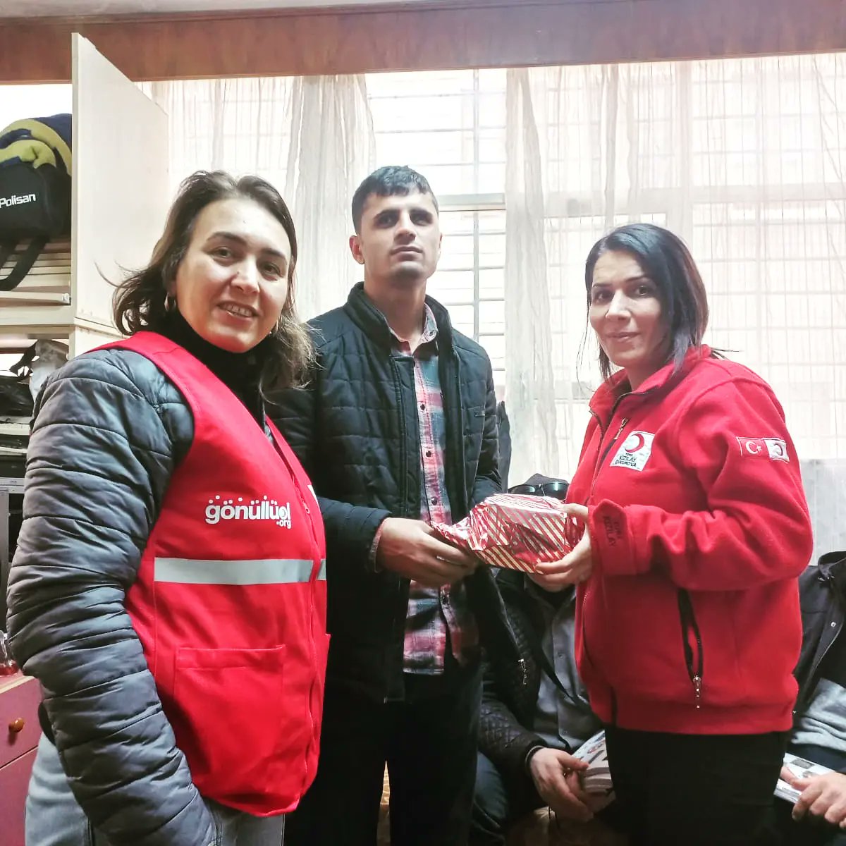 kizilaykadinck's tweet photo. Türk Kızılay Çukurova Kadın olarak 7-14 Ocak "Beyaz Baston Görme Engelliler Haftası" olması sebebiyle başkanımız Sn Ela Demirkol ve gönüllülerimizle birlikte Görme Engelliler Derneği'ni ziyaret ettik.Hediyeler verip, yapılacak etkinlik ve projeler hakkında istişarede bulunduk. https://t.co/YxMsFrfJVB