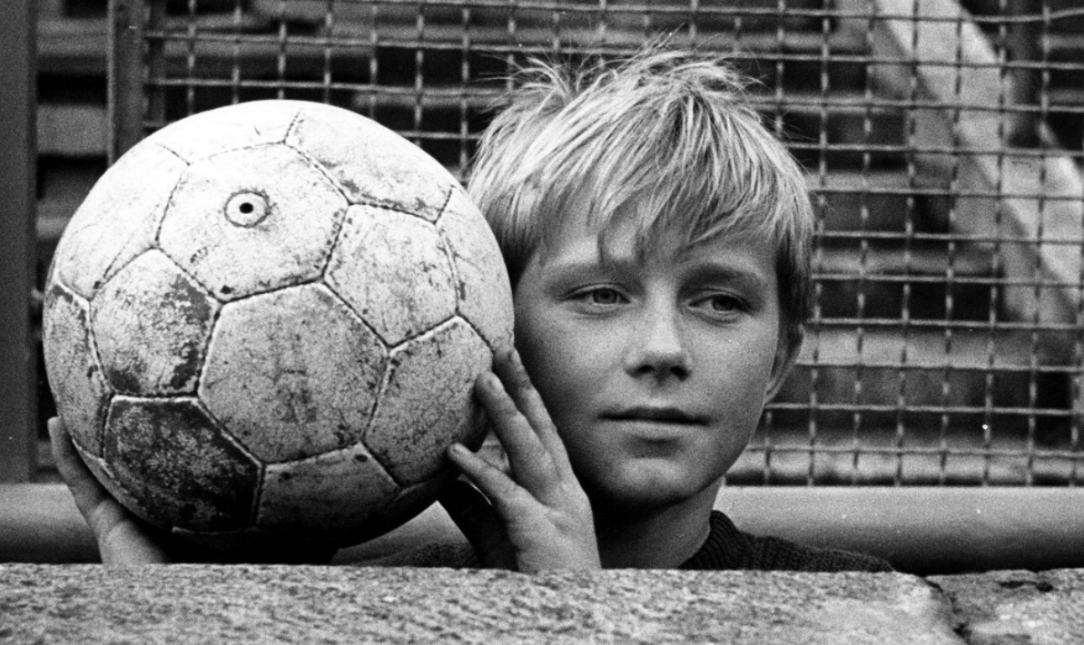 ZnienackaP's tweet photo. Pamiętacie "Do przerwy 0:1", serial Stanisława Jędryki na podstawie powieści Adama Bahdaja z 1969 roku? To nie było pierwsze podejście do realizacji serialu. W 1961 roku, Komisja Oceny Scenariuszy, scenariusz filmu odrzuciła bo...: https://t.co/CG3flJ7Wkh #Bahdaj #Jędryka https://t.co/uk6j4huFDa