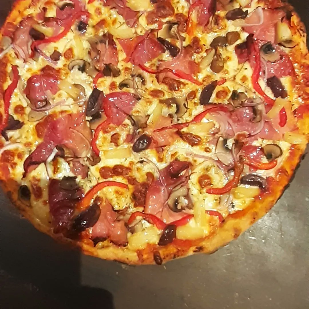 Okay, so my husband is the best pizza maker in the world! A bold statement, yes, but I can back it up with a full-length shot of my over-carbed, over-fed body. But, for reasons of dignity/shame, I will not. So you'll just have to take my word for it.