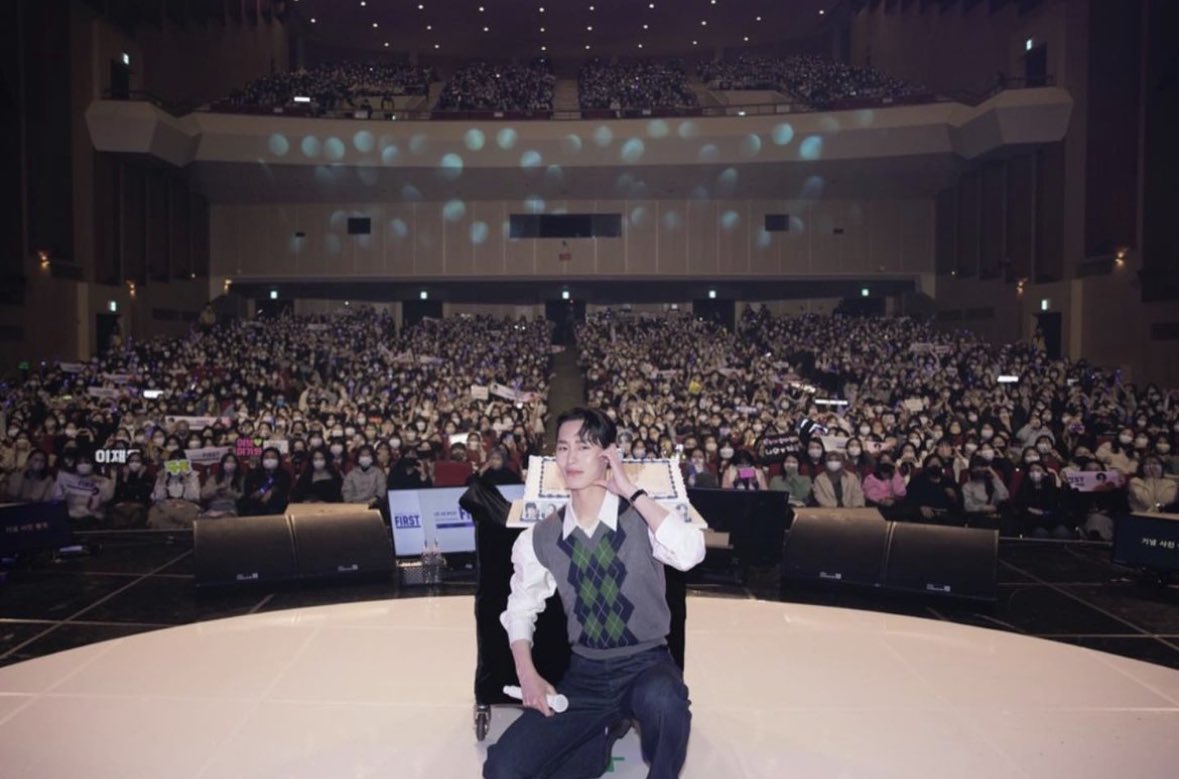 dl_wodnr's tweet photo. 첫 팬미팅 못 간게 내 평생 한이다.. https://t.co/Zq30qCgz4N