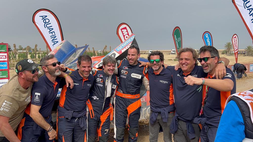 AstaraMobility's tweet photo. So.. we don’t think there is much to say today… judge yourself 🔥🙌 🏆 @LaiaSanz_ @marcsola34  @CarlosCheca7 @SmcMotorsport 
—————

#AstaraDakar #Sustainability
#ForTheLoveOfMovement #AstaraTeam #Efuel https://t.co/cLAgh2mA9x