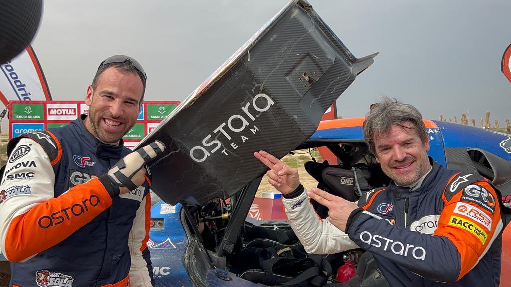AstaraMobility's tweet photo. So.. we don’t think there is much to say today… judge yourself 🔥🙌 🏆 @LaiaSanz_ @marcsola34  @CarlosCheca7 @SmcMotorsport 
—————

#AstaraDakar #Sustainability
#ForTheLoveOfMovement #AstaraTeam #Efuel https://t.co/cLAgh2mA9x