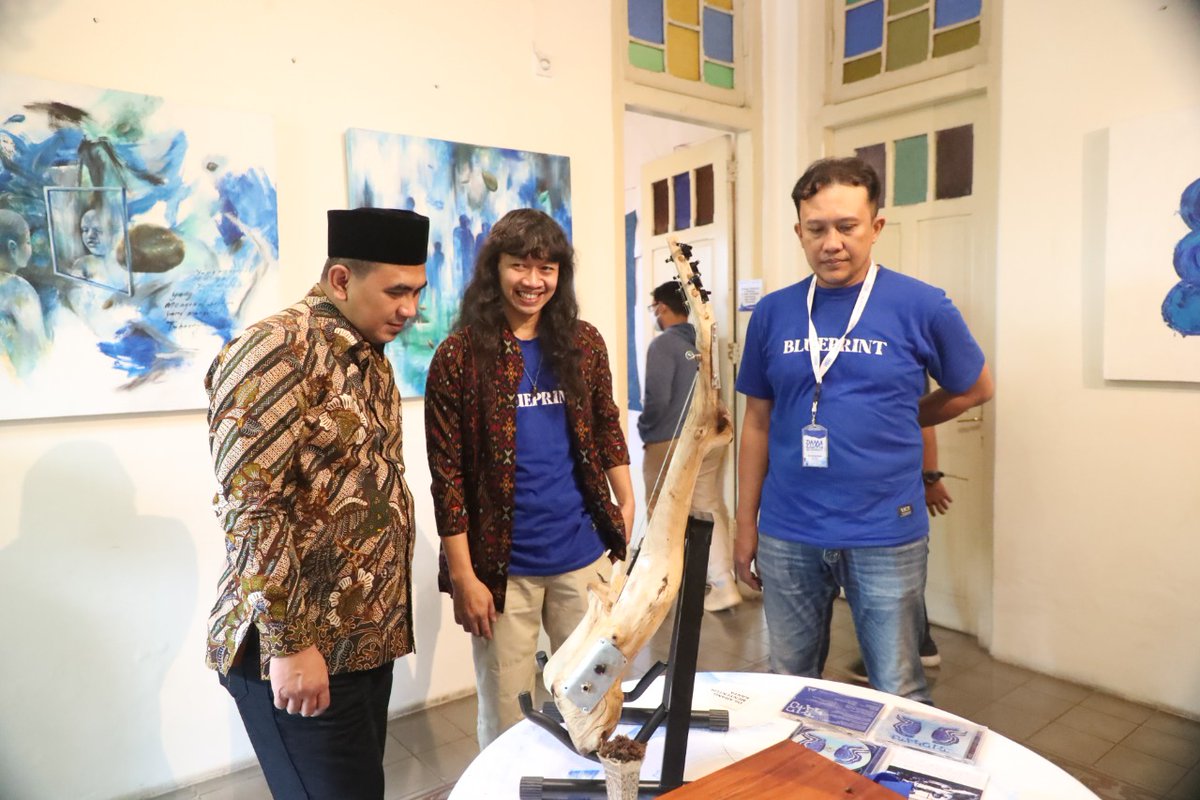 PanturaUpdates's tweet photo. Salatiga - Pelestarian kebudayaan yg dilakukan kelompok seni Tridhatu mendapat apresiasi dari Wagub Jateng, Pameran karya dan data bertajuk "Damalung Blueprint", dibuka langsung oleh Gus Yasin.
#GusYasin #PanglimaSGN
#SantriGayengNusantara 
#WagubJateng #TajYasinMZ
@TajYasinMZ https://t.co/UiZ7gMcPES