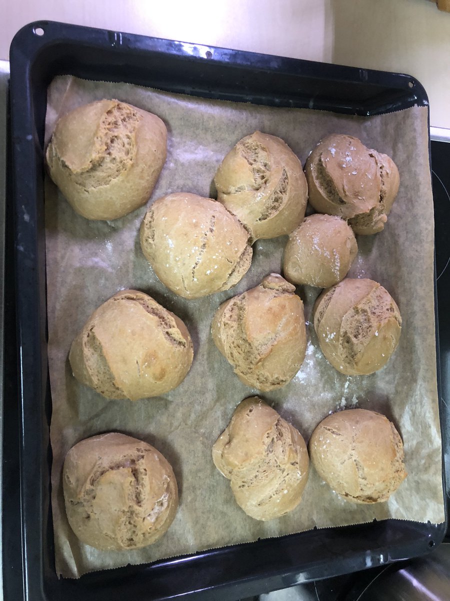 Ich habe Brötchen gemacht und man mag es kaum glauben, sie schmecken!😂😂😂😂