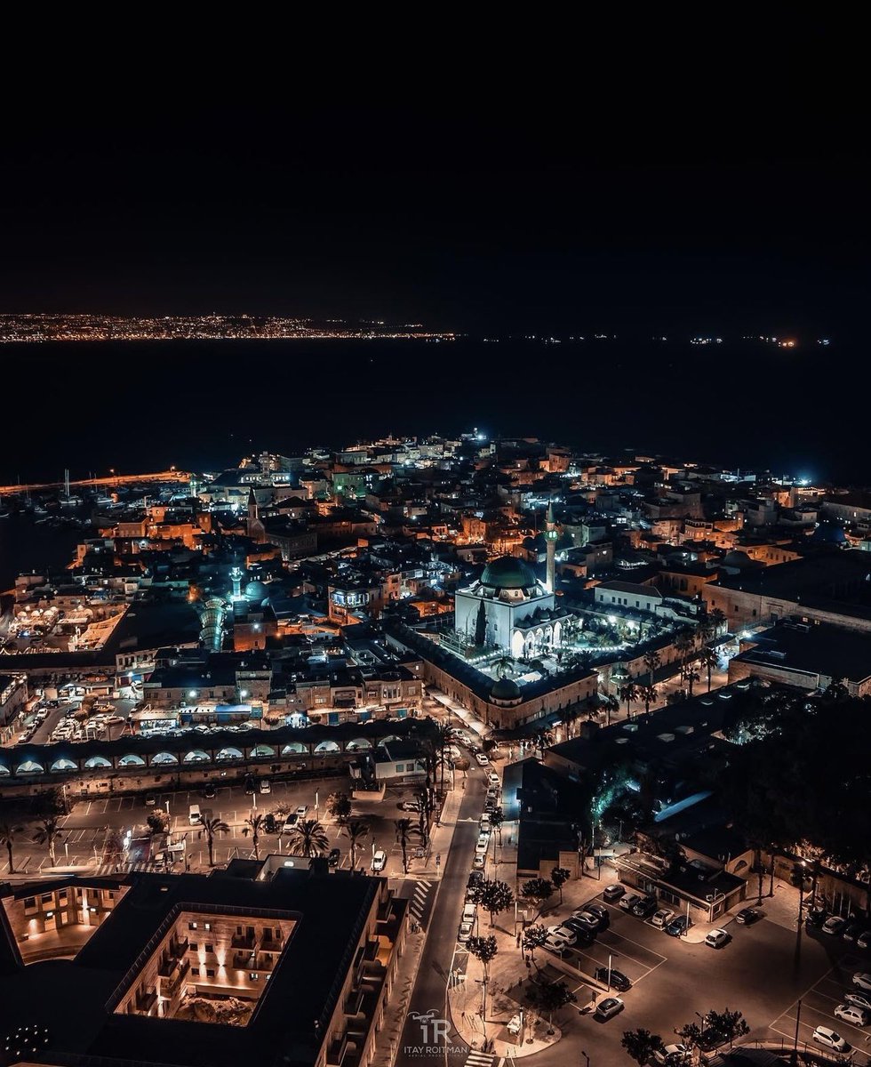 مساء الخير من مدينة عكا المفعمة بالتاريخ، والتي تتمتع بموقع اقتصادي وتجاري مزدهر بفضل مينائها، وبها