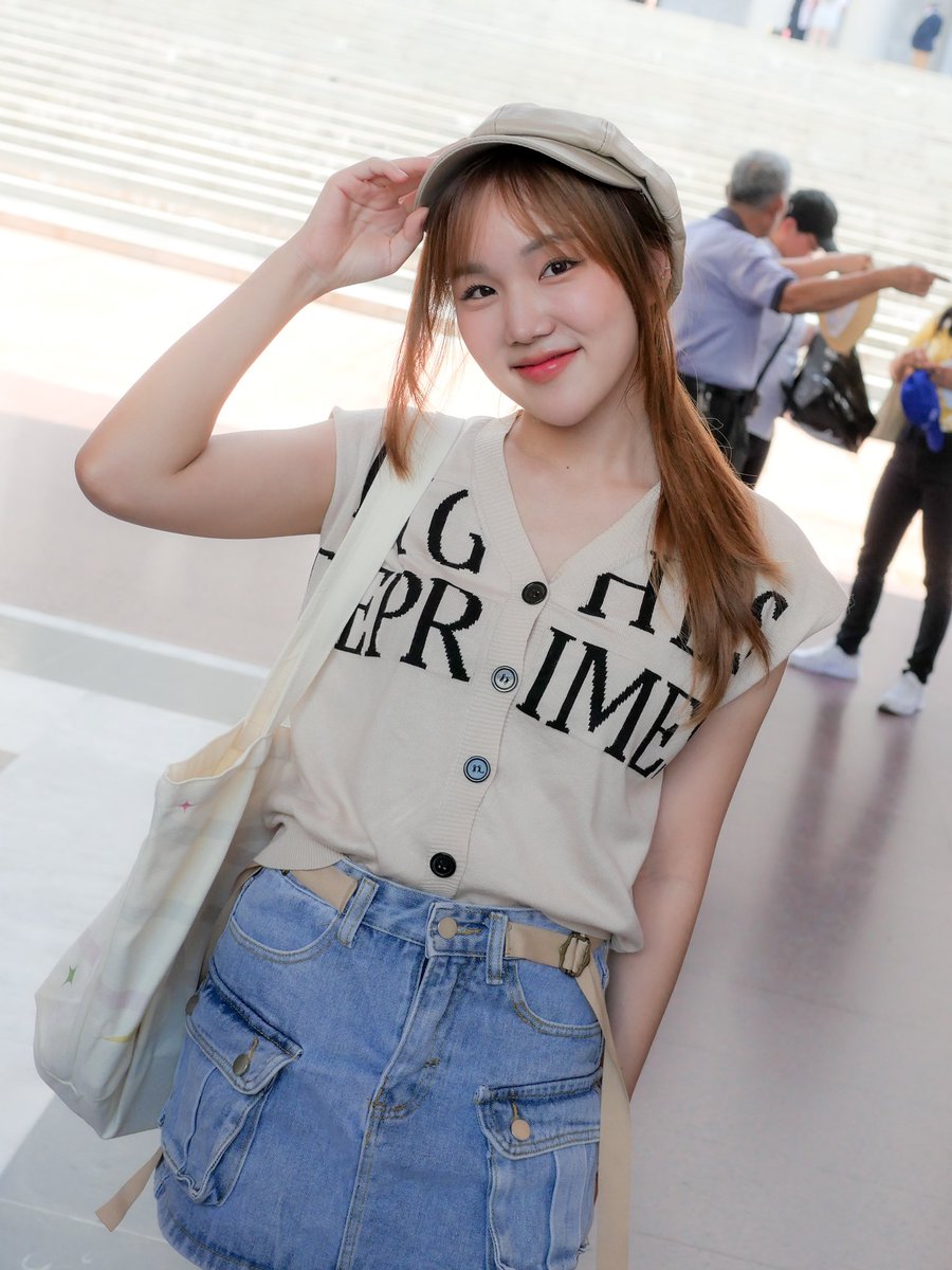 p_aeh's tweet photo. สาวน้อยสุดน่าร้ากกกก มีสไตล์ เก๋จ๊าดดดด จะได้เจอกันอีกมั้ยนะ 🥹@gracedaisydaisy 🥰💕👍🏼✨#gracedaisydaisy #DAISYDAISYth #WYNNentertainment #TPOP #daisydaisyidol #hammygraduationday https://t.co/Ly7JmJUrG7
