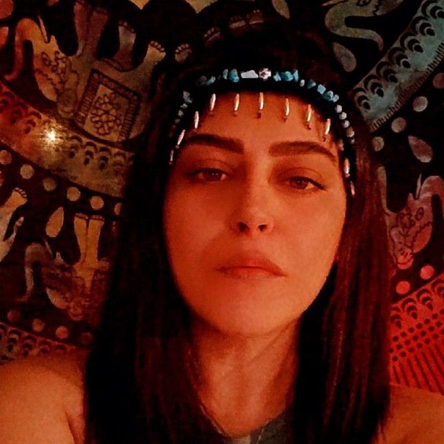 #Iran:
Dit is #Fatemeh_Jamalpour (Forogh), n activiste &amp; moeder v 2 kinderen.
Ze werd gearresteerd &amp; zit vast in d Kachoui-gevangenis in Karaj.
Ze werd door d Revolutionaire Rechtbank v Karaj veroordeeld tot 5 jr cel.
Ze is nu in hongerstaking.
Wees svp haar stem. #IRGCterrorists