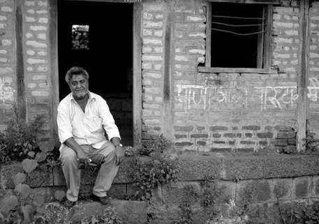 JanJagranAviyan's tweet photo. रक्तात पेटलेल्या अगणित सुर्यांनो,
मवाल्यासारखे माजलेले उन्मत्त नीरो
आजही मेणबत्तीसारखी जाळतात माणसं चौका-चौकातून
कोरभर भाकरी पसाभर पाणी यांचा अट्टाहास केलाच तर
आजही फिरवला जातो नांगर घरा-दारावरून
#नामदेवढसाळ https://t.co/Qq2nV6oDff