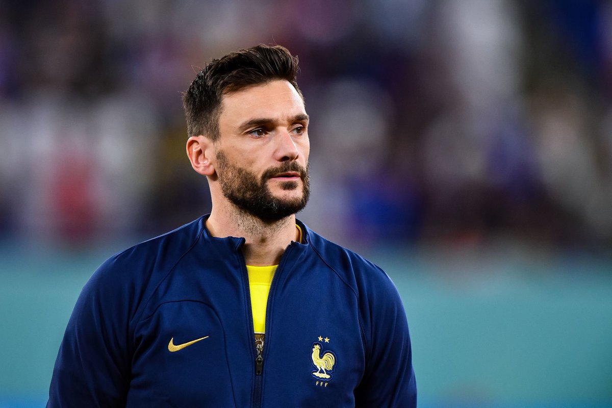 ActuFoot_'s tweet photo. Hugo Lloris sur le futur capitaine des Bleus :

« Un joueur comme Raphaël Varane peut prétendre à ce capitanat. Il y a aussi un joueur qui monte en puissance à tous les niveaux, sur le terrain, en-dehors et même dans le vie de groupe, c'est Kylian Mbappé. »

(@telefoot_TF1) https://t.co/JsLhQOXpSq