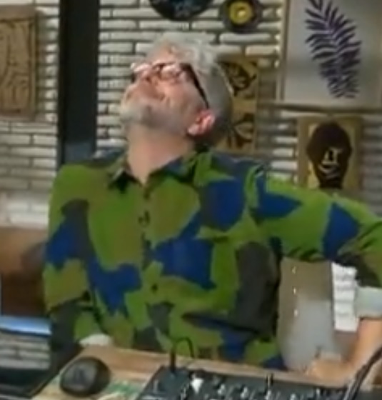 finselscullons's tweet photo. Aquesta és la cara que posa el DJ de @plantabaixatv3, altiu i somriure, mentre la presentadora intenta disculpar-se. El body languaje diu: Sí, ho he fet jo i no me'n penedeixo. https://t.co/TdYv5w4438