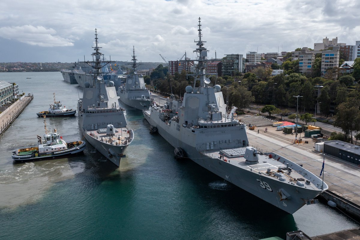Remember?? Pues he encontrado una mejor aún!!! 
5 buques de origen y diseño español en la misma imagen!! Los tres Clase #Hobart (#HMAS #Brisbane #DDG41, Hobart #DDG39, #Sydney #DDG42) y los 2 LHA (#Canberra L02 y #Adelaide L01) images.defence.gov.au/20221220ran856… 
#Australia💘#Navantia
