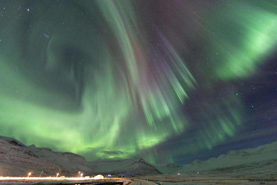 Meteovargas's tweet photo. La actividad solar ha dejado este fin de semana  alteraciones en la magnetósfera terrestre (la más reciente una tormenta geomagnética este #15Ene a las 02:57 UTC) regalando hermosas auroras boreales como esta fotografiada por Jónína Óskarsdóttir desde Fáskrúðsfjörður, Islandia https://t.co/NxRwPFwIO1