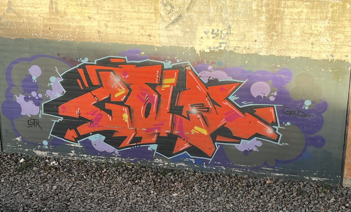doeleano's tweet photo. #GOLD #GTK #Graffiti #Basel #SBBLine https://t.co/cVfTH9feov