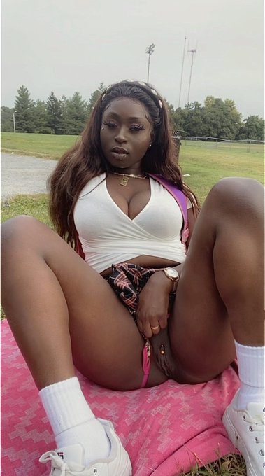 1 pic. 👅 https://t.co/R6Kwg2BOp5