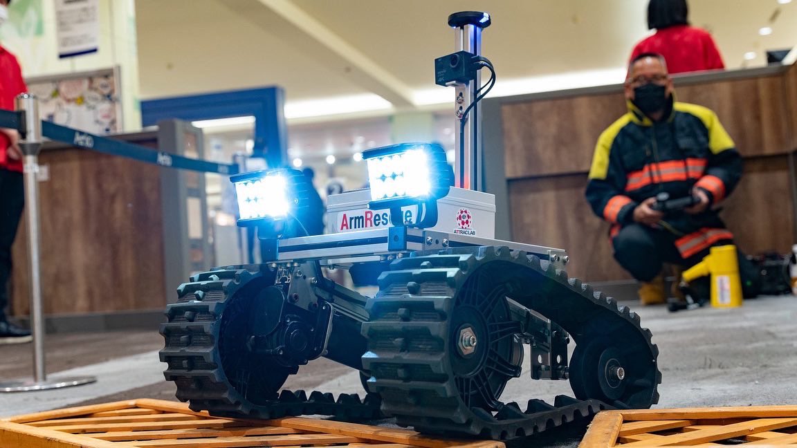 akira119r's tweet photo. アリオ亀有での「学びのSDGS」消防ロボット体験会に「超めだまやき株式会社」の河内社長が来てくれました。素晴らしい写真撮っていただきました。(撮影許可すみ)
#アームレスキュー　#アリオ亀有　#学びのSDGS #消防ロボット　#firerobot #レスキューロボット https://t.co/jGisvW0Dht