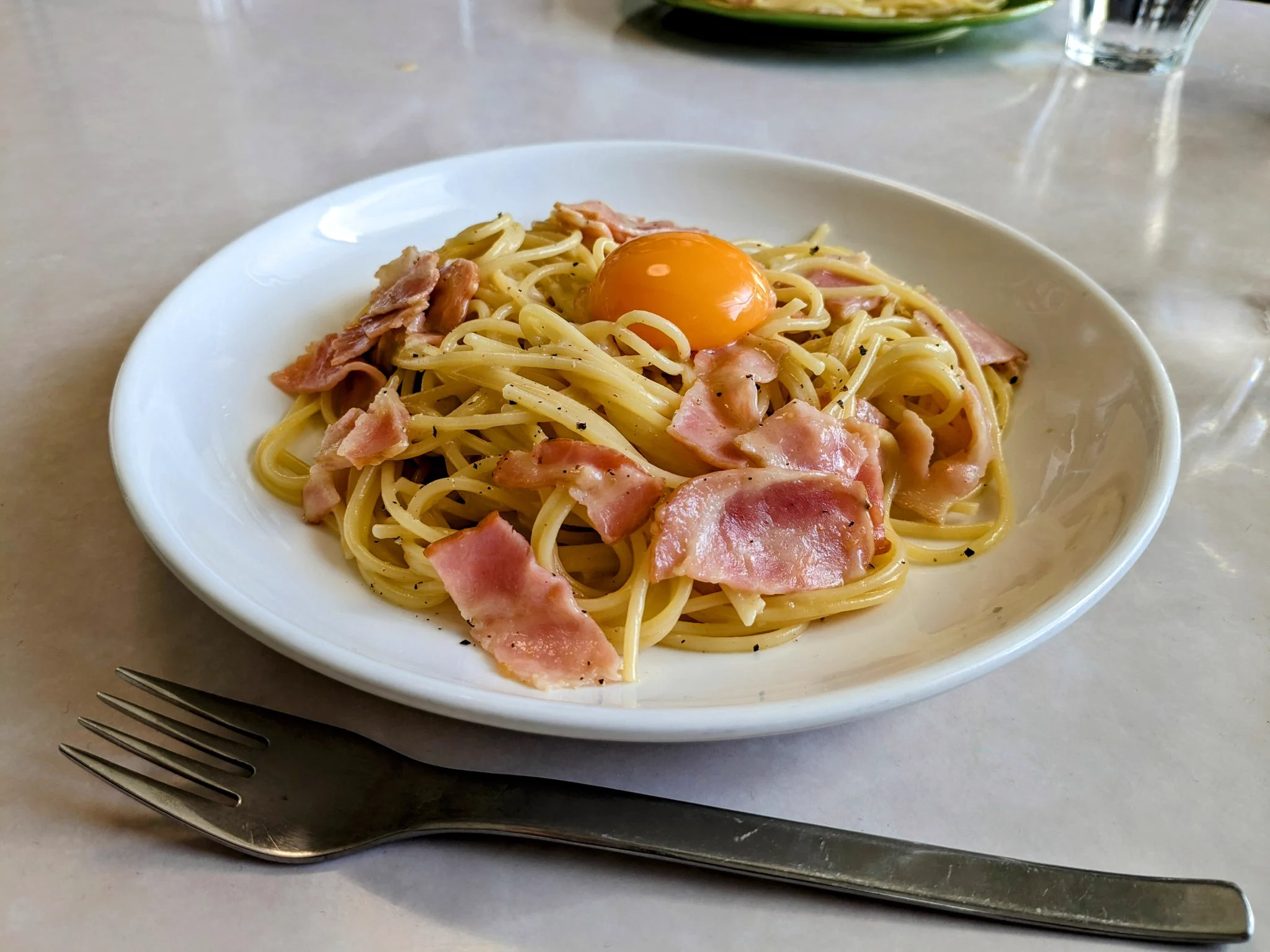 ほぼレシピ通りで初めてカルボナーラ作ってみました。結構ちゃんとできた。次作るときはレシピの分量より気持ち牛乳多めにした方が良いかも。  