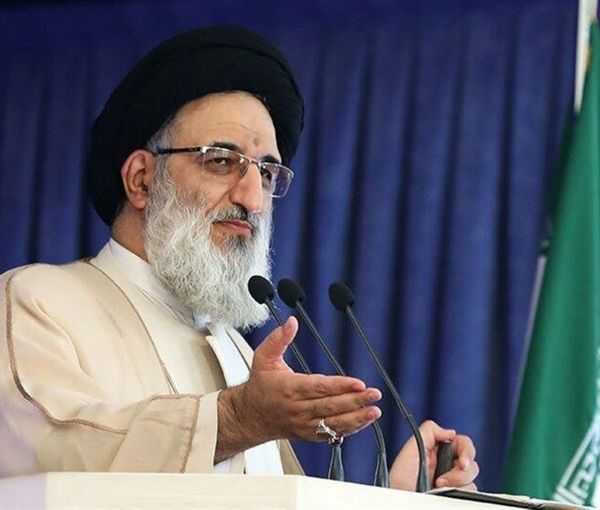 MarianoGiustino's tweet photo. "In #Iran non piove perché le donne non indossano il velo".
Il rappresentante della Guida Suprema di #Karaj, #MohammadMehdiHosseiniHamedani, afferma che la ragione delle scarse precipitazioni è la mancanza di osservanza della regola dell'hijab da parte delle donne

@RadioRadicale https://t.co/NraT1jgNgI