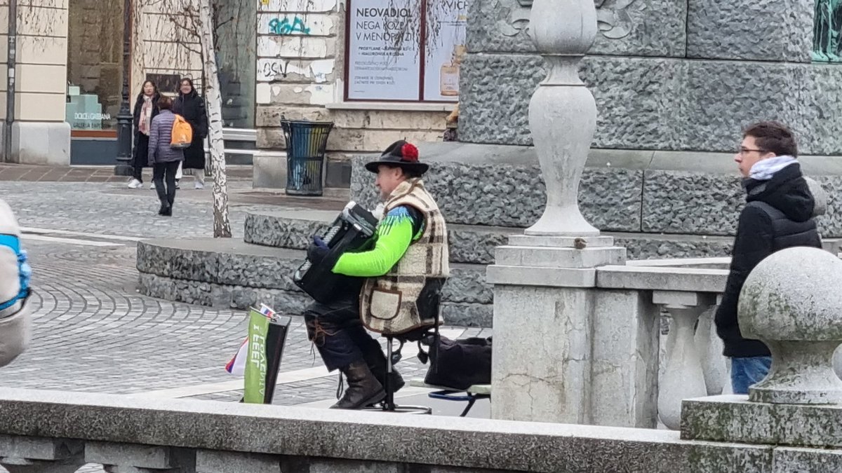 barjanski's tweet photo. V centru Ljubljane je še vedno glavni onesnaževalec zraka #govedo s svojim govejim hrupom. https://t.co/ru8oeVzbe4