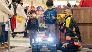 ArmRescue119's tweet photo. アリオ亀有での「学びのSDGS」消防ロボット体験会に「超めだまやき株式会社」の河内社長が来てくれました。素晴らしい写真撮っていただきました。(撮影許可すみ)
#アームレスキュー　#アリオ亀有　#学びのSDGS #消防ロボット　#firerobot #レスキューロボット https://t.co/D5CKFd7Nwm