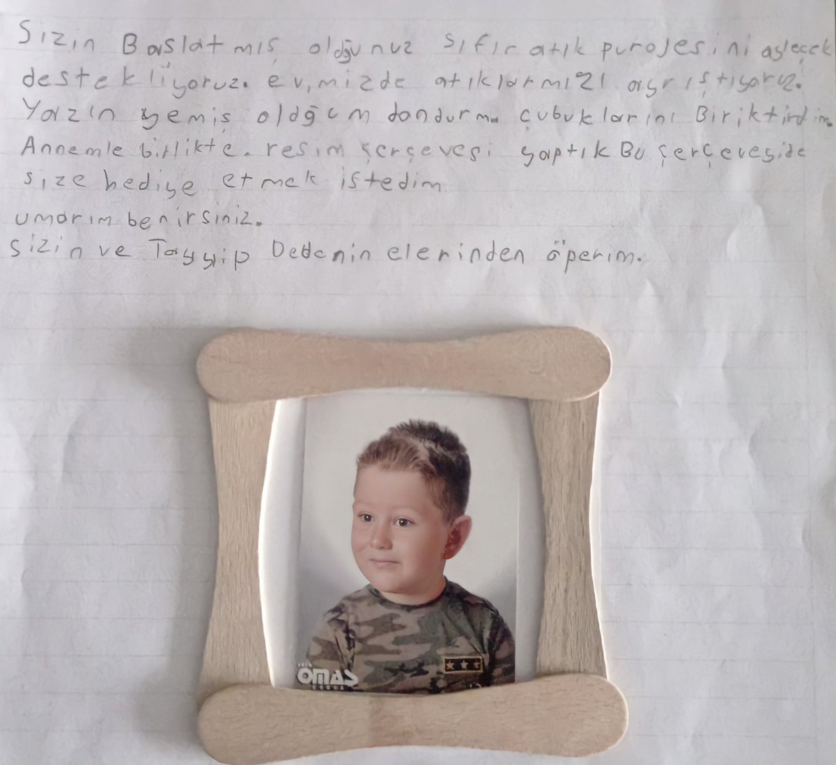 EmineErdogan's tweet photo. Güzel yavrum Atahan, dondurma çubuklarından yaptığın hediyen beni çok mutlu etti. Yeşil ve mavi yarınları senin gibi #SıfırAtık hareketine duyarlı çocuklarımız inşa edecek. Arkadaşlarına örnek olduğun için seni gönülden tebrik ediyor, Tayyip dedenle birlikte gözlerinden öpüyoruz. https://t.co/zYx3znXmia
