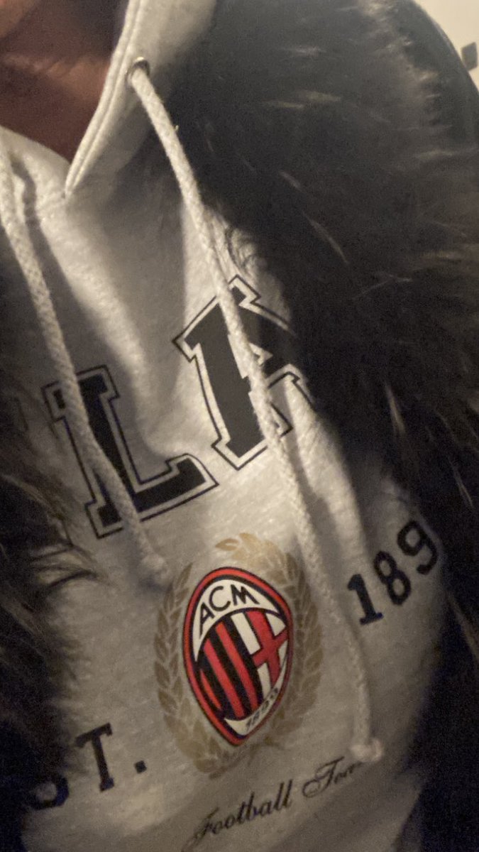 bibi1767's tweet photo. Io non mi vergogno #alwaysmilan #acmilan #collegecollection https://t.co/UK1gpBwnZY