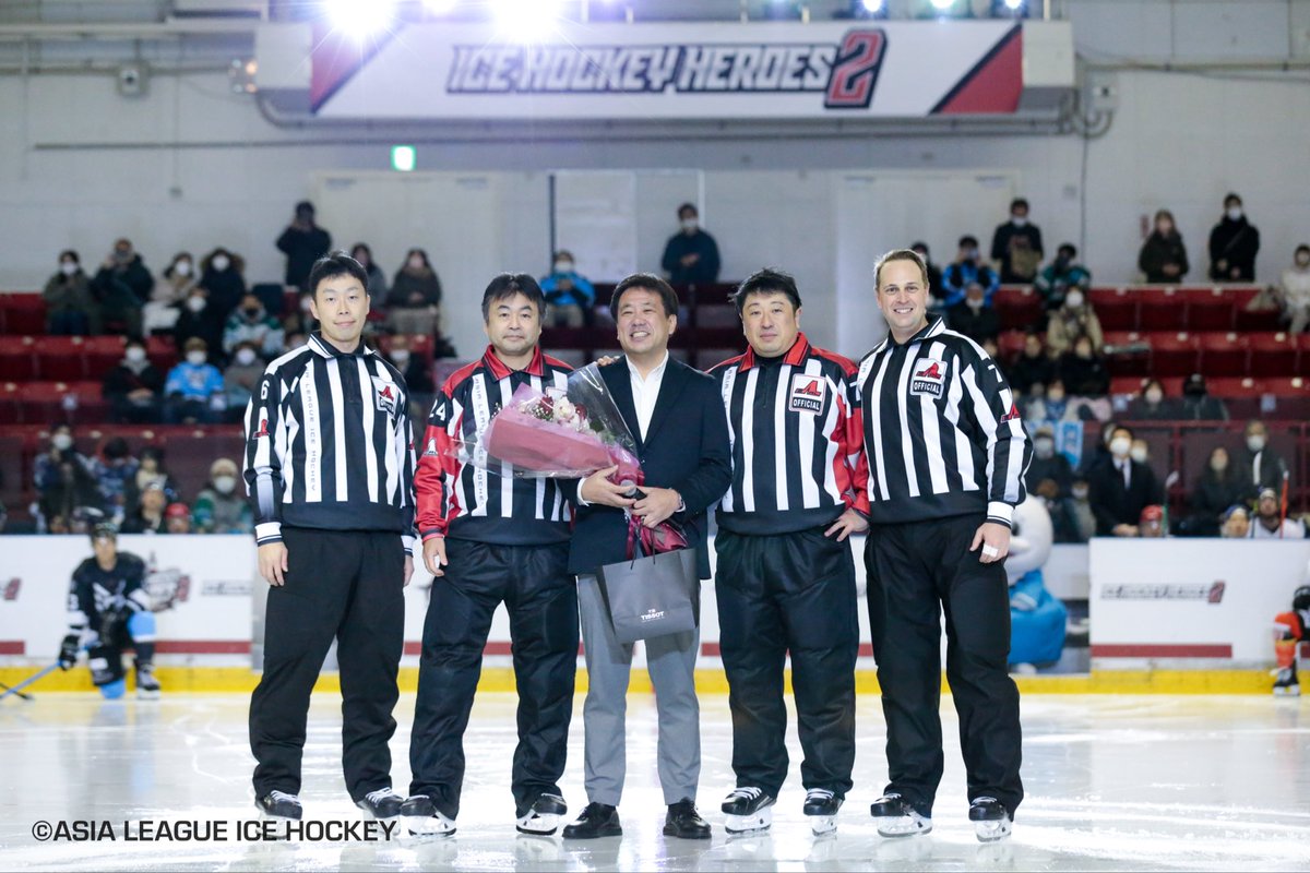 ALhockey_JP's tweet image. オールスターゲーム第３P開始前、日本リーグ・アジアリーグでレフリーを通算30年務められた川村一彦レフリーの記念セレモニーが行われました🌹

#アイスホッケーヒーローズ2
#アジアリーグオールスター
#アイスホッケー