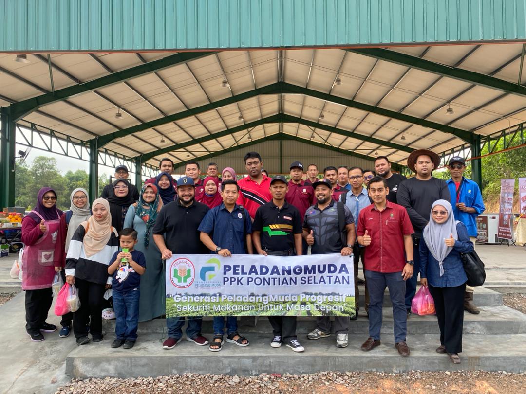 PPK_Kluang's tweet photo. 𝐏𝐄𝐑𝐊𝐎𝐍𝐆𝐒𝐈𝐀𝐍 𝐈𝐋𝐌𝐔 𝐊𝐄𝐏𝐀𝐃𝐀 𝐏𝐄𝐋𝐀𝐃𝐀𝐍𝐆 𝐌𝐔𝐃𝐀 𝐏𝐏𝐊 𝐏𝐎𝐍𝐓𝐈𝐀𝐍 𝐒𝐄𝐋𝐀𝐓𝐀𝐍

Lawatan sambil belajar daripada 27 orang Kumpulan Peladang Muda PPK Pontian Selatan ke Pasar Peladang &amp; Peladang Outlet milik PPK Kluang. https://t.co/7lZTxN35Xy
