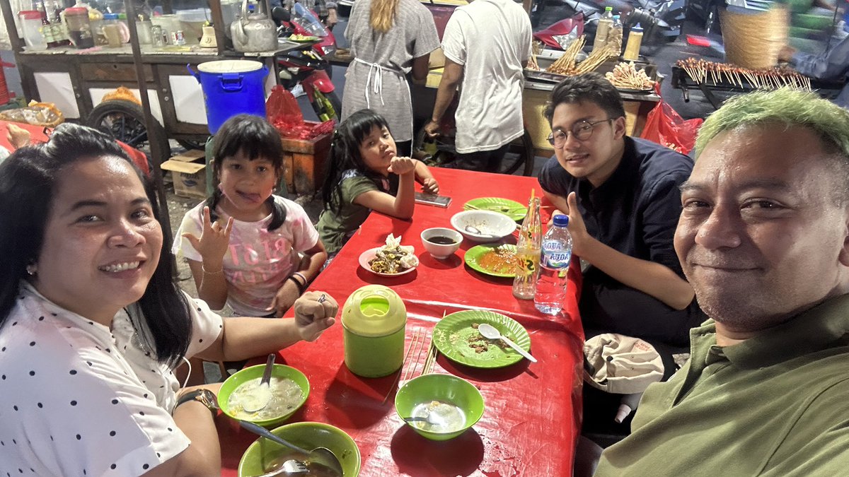 anantazkey's tweet photo. five star at street food https://t.co/Ee4xZObGn4