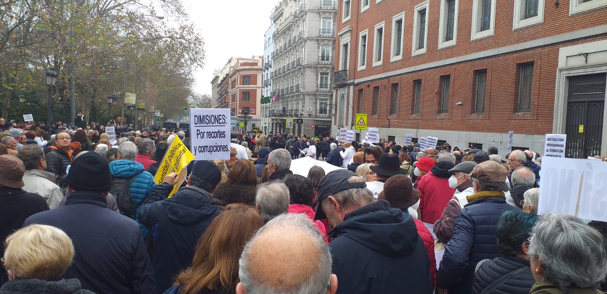 FRAVM's tweet photo. De nuevo somos miles las personas que hemos salido a la calle para protestar contra el deterioro de nuestra #SanidadPública @IdiazAyuso en tus manos está poner solución a este grave problema, ya basta de excusas y de echar balones fuera. De tu gobierno es la responsabilidad https://t.co/w64RoCvsMQ