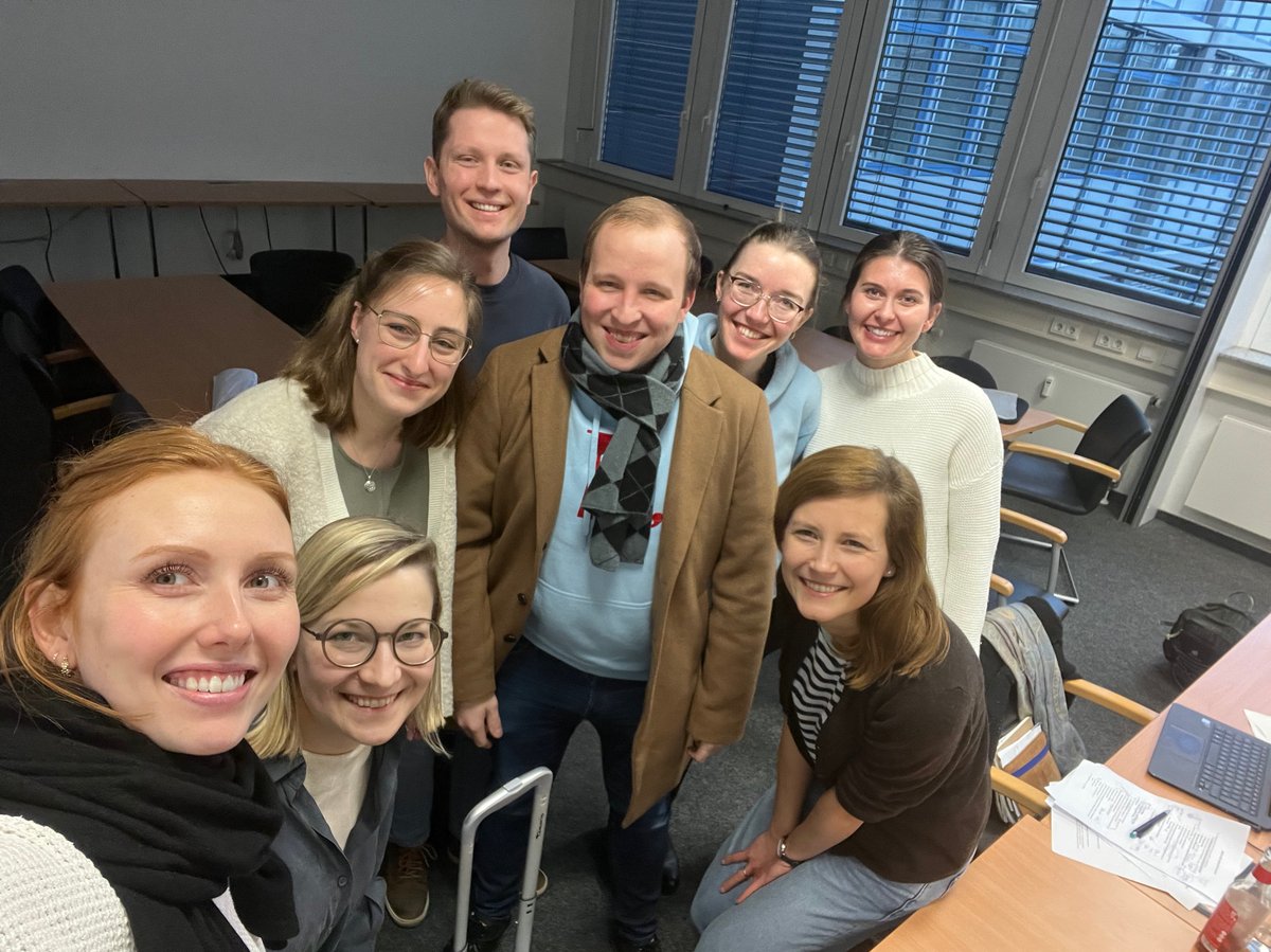 Ein toller Auftakt für 2023 war unser erstes AG-Treffen in Düsseldorf 🚀 Mit unserer neuen Sprecherin <a href="/isabell_haase/">Isabell Haase</a> haben wir neue Projekte &amp; nächste Veranstaltungen geplant. Ein aufregendes Jahr steht bevor! 🫶🏻<a href="/holzer_mt/">M.-T.Holzer</a> <a href="/ChristinaDusing/">Christina Düsing</a> <a href="/AnnaKer01/">AnnaK</a> <a href="/MarcoZeeck/">Marco Zeeck</a> @nikolasruffer