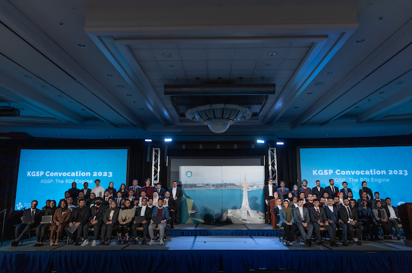 KAUST_NewsAR's tweet photo. نحتفي في اللقاء السنويّ #KGSPConvocation بإنجازات الطلبة الأكاديمية. حيث يشارك طلبة برنامج #كاوست للطلبة الموهوبين #KGSP، نتائج أبحاثهم وخبراتهم التي تلقوها في تدريباتهم لدى مؤسسات بحثية رائدة وشركات عالمية قبل تخرّجهم. https://t.co/gmr4GoONkA