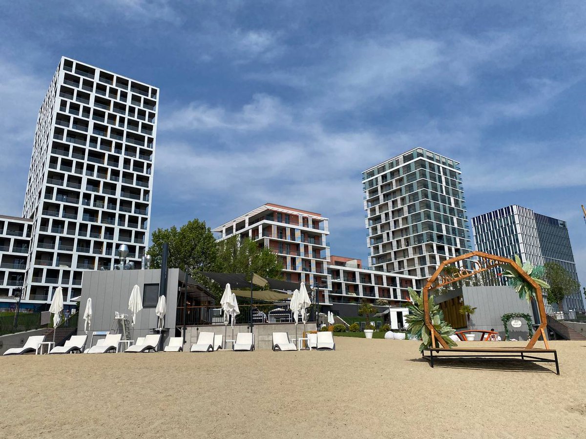 TuruGlobal's tweet photo. This partment bought for $217500 in Budapest, Hungary and tokenized as #NFTs on the blockchain
@VersacBrick_VBS #NFTs are pegged to a real world value
#VersacBrickSquad is featured in this #Cryptonized episode
https://t.co/0xwUPJrKAC
#Multichain #ETH #Polygon #BSC #TRON $TRX #NFT https://t.co/1sbrdED7QK
