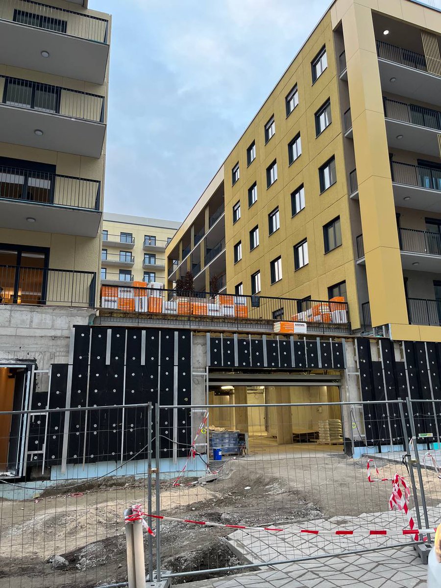 TuruGlobal's tweet photo. This partment bought for $217500 in Budapest, Hungary and tokenized as #NFTs on the blockchain
@VersacBrick_VBS #NFTs are pegged to a real world value
#VersacBrickSquad is featured in this #Cryptonized episode
https://t.co/0xwUPJrKAC
#Multichain #ETH #Polygon #BSC #TRON $TRX #NFT https://t.co/1sbrdED7QK