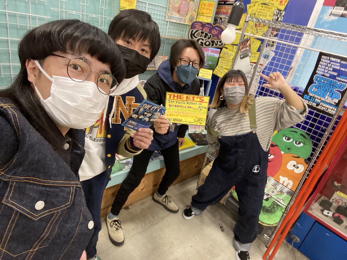 THE__ETs's tweet photo. 1/31(火)に閉店してしまうヴィレッジヴァンガード インターパーク宇都宮店に行って来ました!!!

THE ET'Sをきっかけに作ってくれた地元バンドコーナー1番最初に取り扱ってくれた事に感謝!!!スタッフさんに最後のご挨拶です!!!

閉店まで16日!!!
みなさん最後に是非遊び行って下さいね!!!

E~~T~~ԅ( ºωº https://t.co/qrSTh5AycD