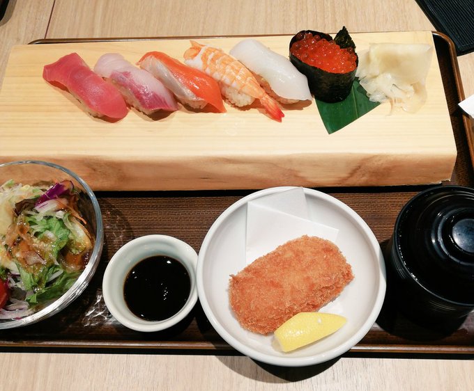 夜ご飯はお寿司とカニクリームコロッケと信玄アイスでした 