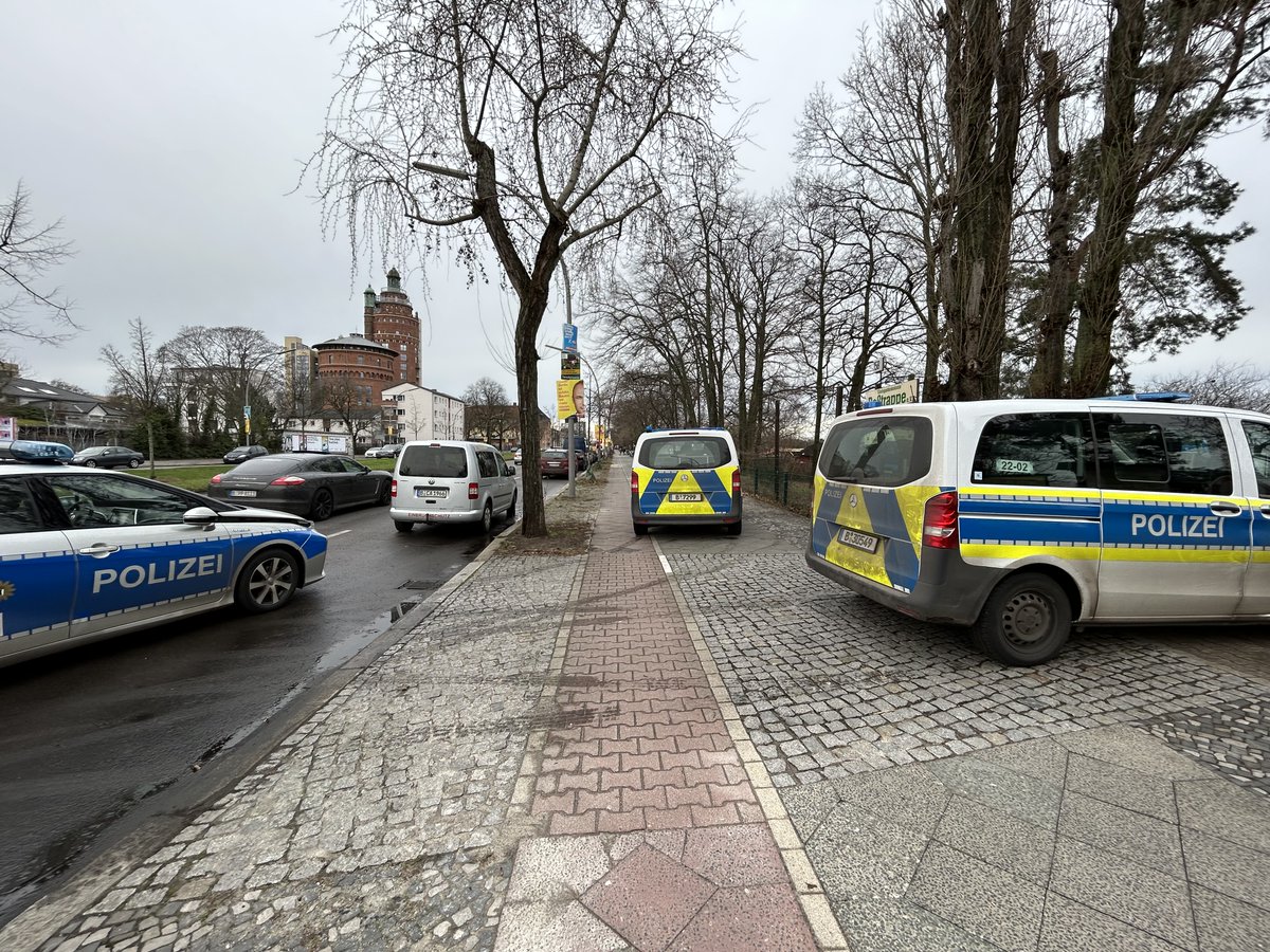 Liebe <a href="/polizeiberlin/">Polizei Berlin</a>, ich bin mir Sicher, ihr habt hier einen wichtigen Einsatz in der Kleingartenkolonie. Aber meint ihr nicht, es wäre möglich gewesen, dass mittlere KFZ so hinzustellen, dass man wenigstens rechts ODER links noch mit einem Rollstuhl vorbei kommt? <a href="/Poliauwei/">Polizeibeobachter 🌳🐘</a>