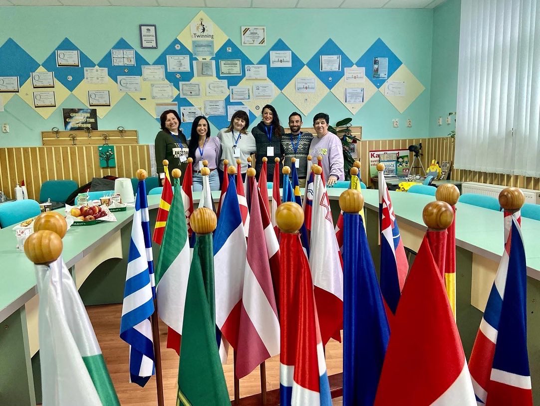 MarinaDoaPozo's tweet photo. 🌏#AmbassadorErasmus #Erasmusplus+
🇪🇺Movilidad Europea #Rumania 🇷🇴 #Brasov #Spain 🇪🇸 #ErasmusProjects #EuropeanMobility @EUErasmusPlus https://t.co/5Przzx5trz