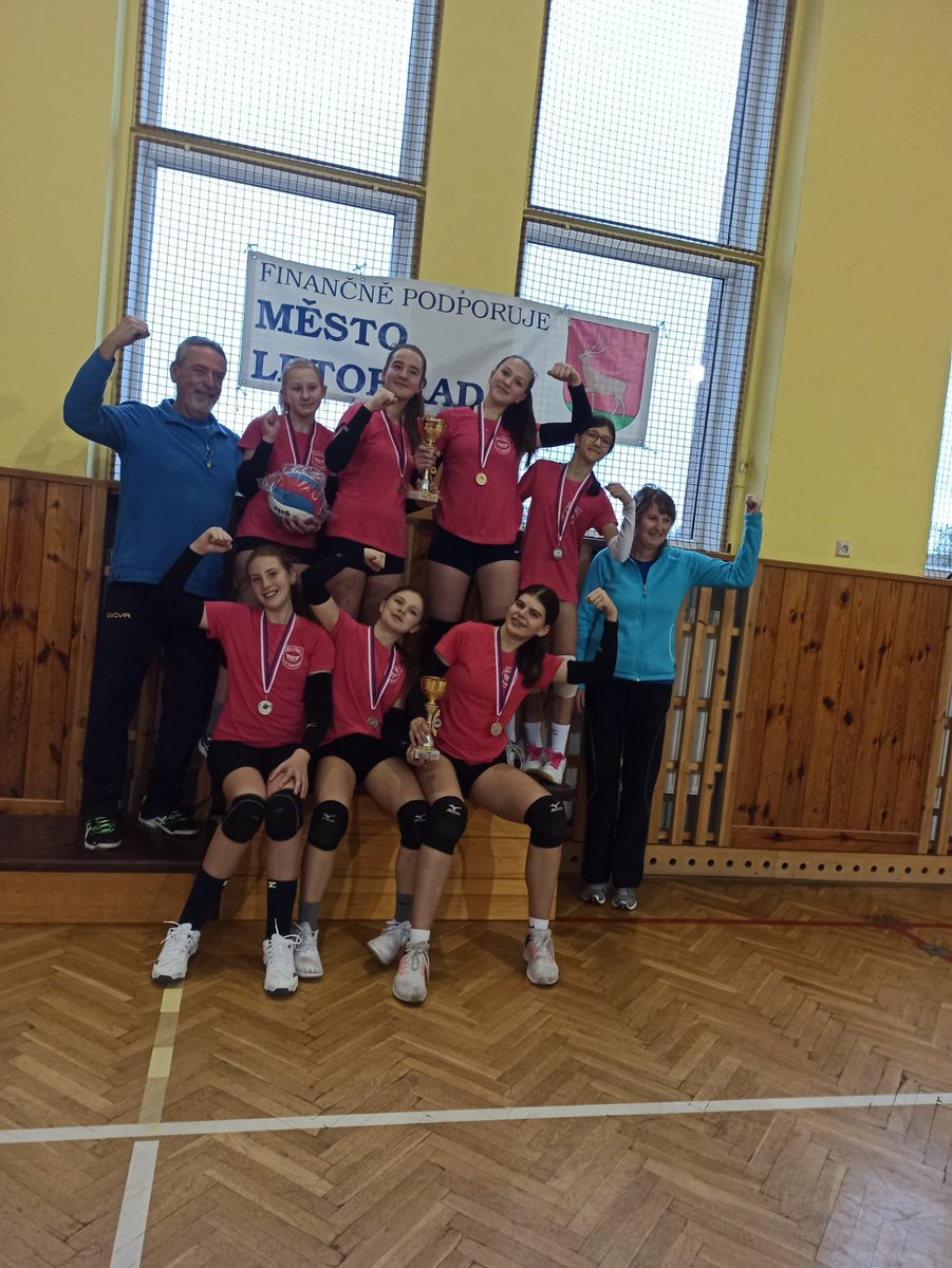 PetrFiala68's tweet photo. Jako starosta, ale i místopředseda senátního podvýboru pro sport jsem rád předal poháry přebornicím Pardubického kraje v žákovské kategorii trojkového volejbalu. Děti je potřeba ve sportu podporovat 👍
#volejbal #letohrad #senat #sport https://t.co/YSAZX1Wego
