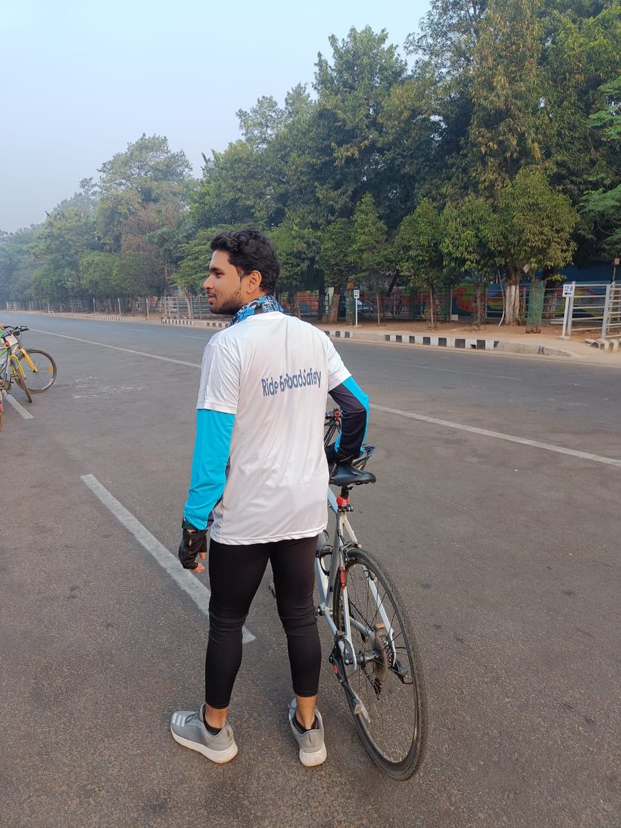 Chinmay_492's tweet photo. Road Safety Awareness Week Cyclothon 2023 by @STAOdisha @RtoBbsr_I Amazing to know about various inputs taken by the department to help those in the hour of need! Was shocked with the accident data of our state Odisha.
We can make a change 🙏
#Use_Helmet⛑️
#GoodSamaritan✌️ https://t.co/vvwIfSl6Yl