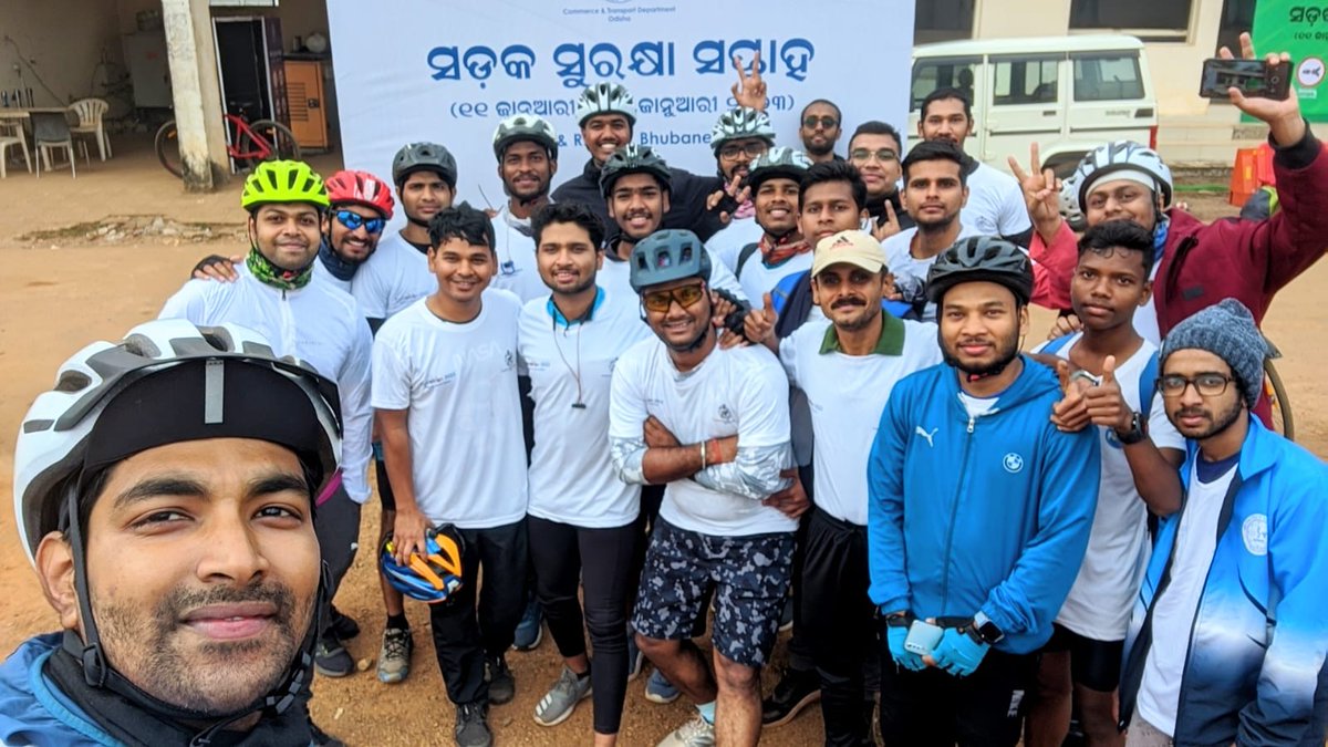 Chinmay_492's tweet photo. Road Safety Awareness Week Cyclothon 2023 by @STAOdisha @RtoBbsr_I Amazing to know about various inputs taken by the department to help those in the hour of need! Was shocked with the accident data of our state Odisha.
We can make a change 🙏
#Use_Helmet⛑️
#GoodSamaritan✌️ https://t.co/vvwIfSl6Yl