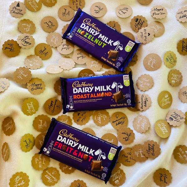 choco_insight's tweet photo. 🎁🎁🎁 #cadbury + #crafttag 🎁🎁🎁

#handcrafts #crafttags #cadbury #MagicBox #lovegifts #FerreroRocher #giftsfromtheheart #srilanka #hampersrilanka #goodgifts #mysterybox #engraving #handmadewithlove #giftinghappiness #gifthampersrilanka #giftideas #handmade #valentinesgifts https://t.co/p6MV2QDMwF